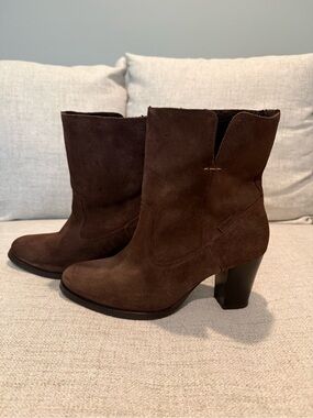 Levi’s Chocolate Brown Suede Mid-Heel Ankle Boots, Shearling Lined, size 9